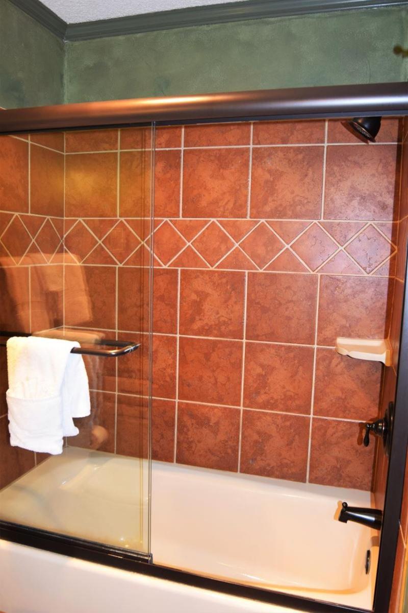 Claim Jumper Townhouse 16 - On The River - Across From The Fishing Ponds - In Town - Near The Ski Area - Fireplace - Wifi - Sate Red River Luaran gambar