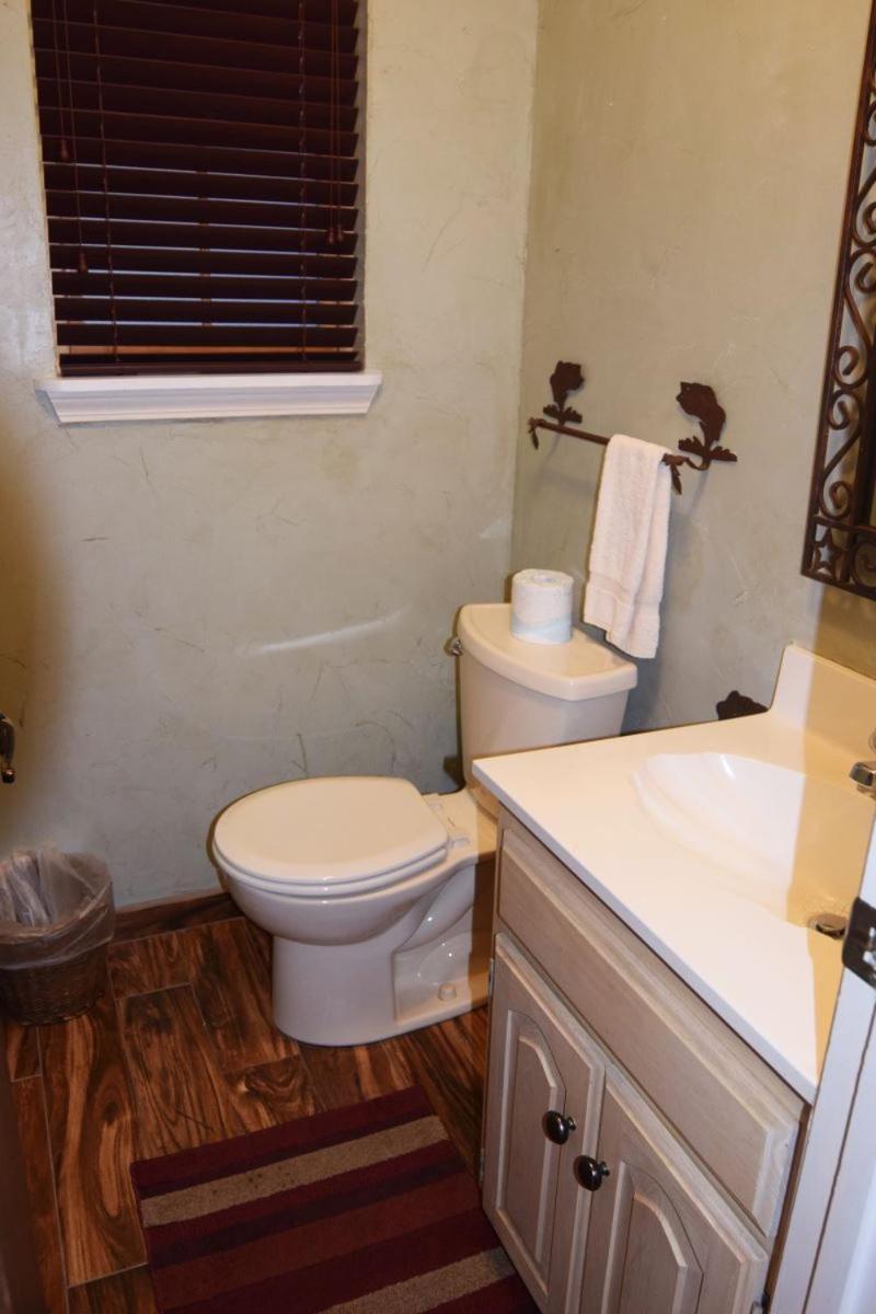 Claim Jumper Townhouse 16 - On The River - Across From The Fishing Ponds - In Town - Near The Ski Area - Fireplace - Wifi - Sate Red River Luaran gambar
