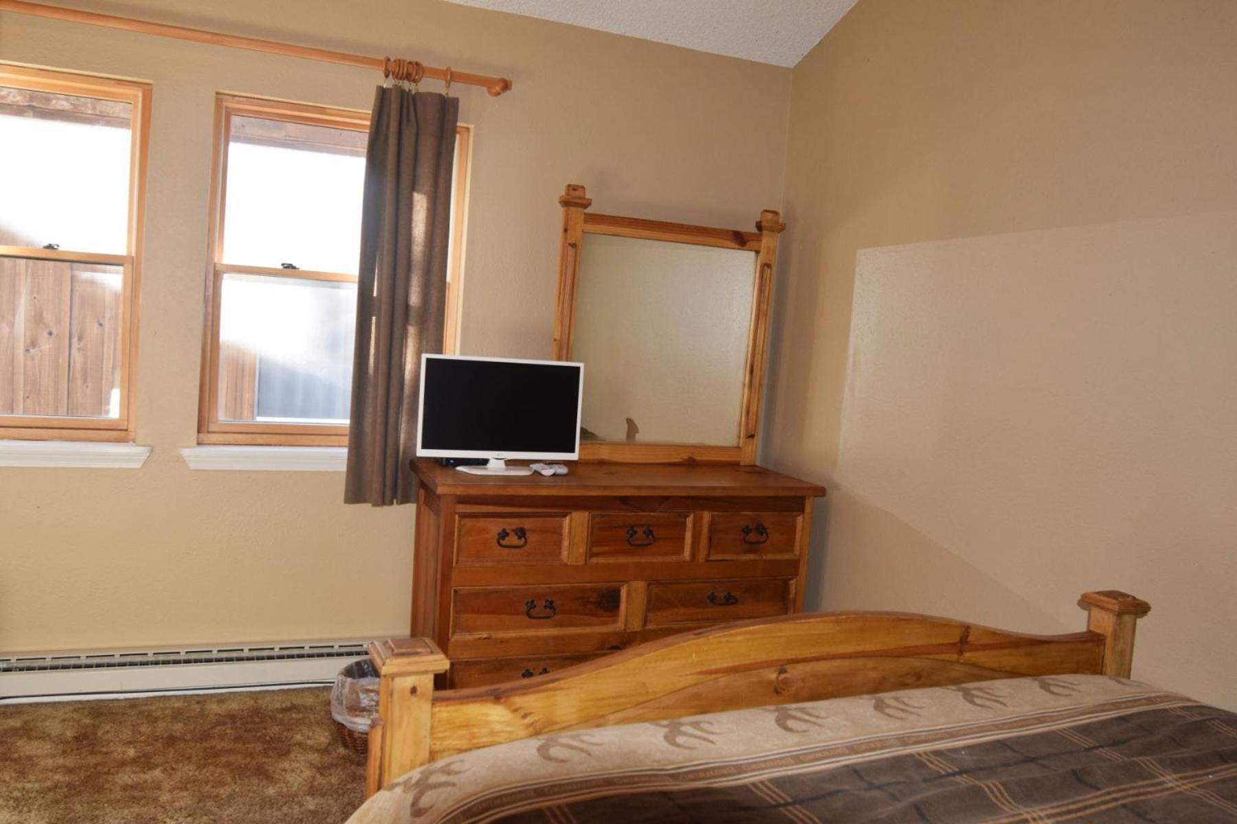 Claim Jumper Townhouse 16 - On The River - Across From The Fishing Ponds - In Town - Near The Ski Area - Fireplace - Wifi - Sate Red River Luaran gambar