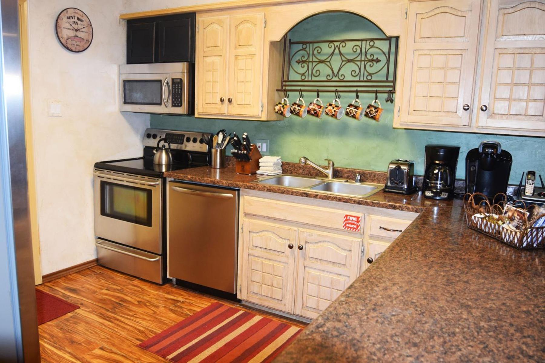 Claim Jumper Townhouse 16 - On The River - Across From The Fishing Ponds - In Town - Near The Ski Area - Fireplace - Wifi - Sate Red River Luaran gambar