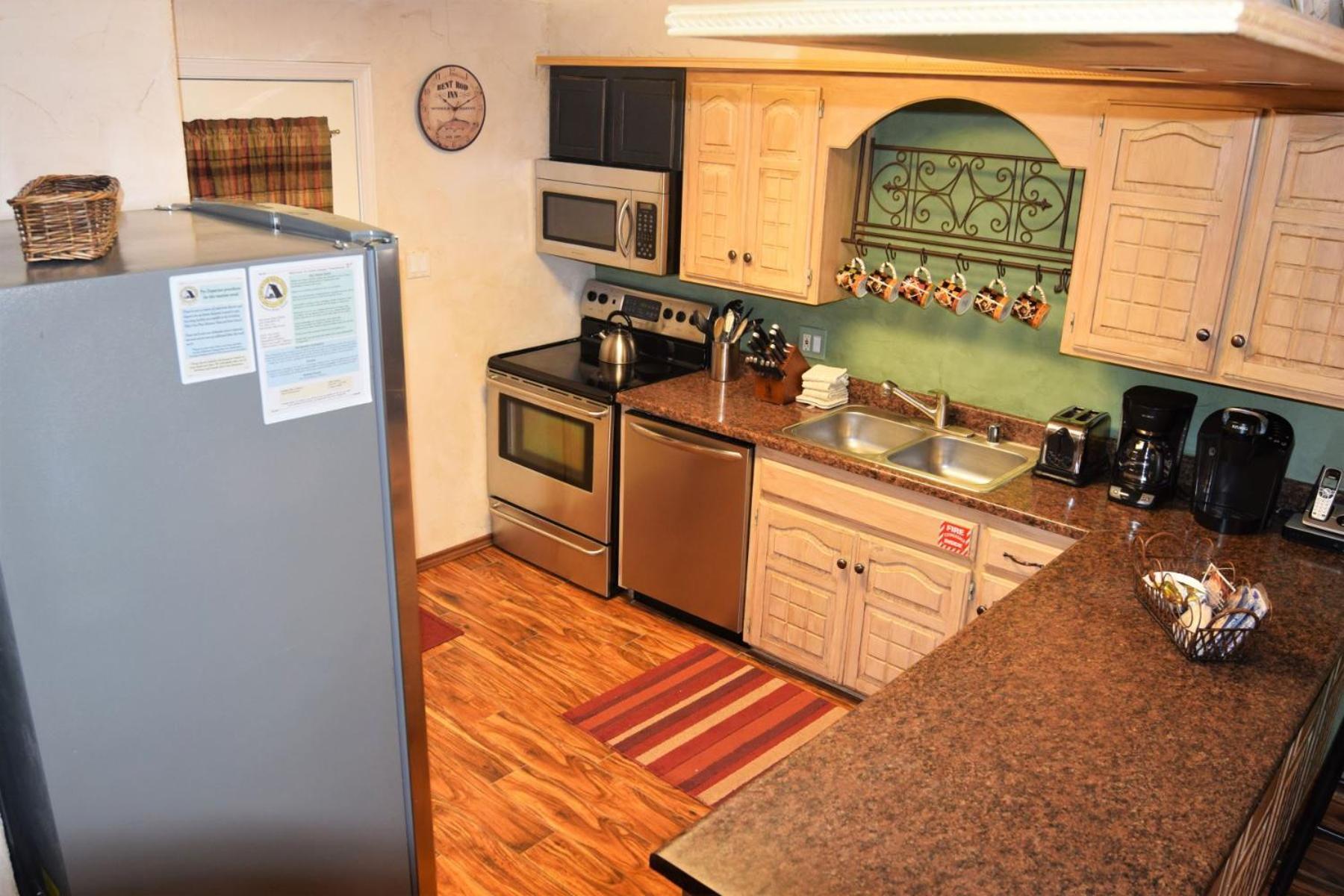 Claim Jumper Townhouse 16 - On The River - Across From The Fishing Ponds - In Town - Near The Ski Area - Fireplace - Wifi - Sate Red River Luaran gambar